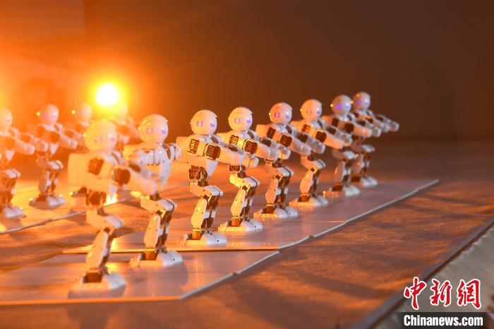 キレッキレのダンス？ロボットダンスチームがパフォーマンス　重慶