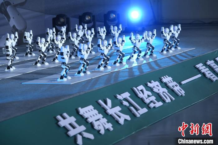 キレッキレのダンス？ロボットダンスチームがパフォーマンス　重慶