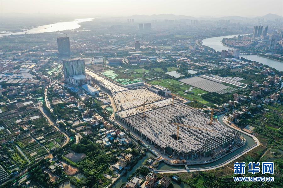 11月9日、珠江沿いに橫たわる大型ギターのような外見(jiàn)の広州市地下鉄18號(hào)線隴枕停車場(chǎng)（ドローンによる撮影?劉大偉）。