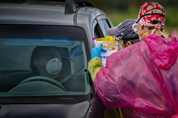 米國カリフォルニア州エルシノア湖近くで、住民に無償で新型コロナウイルス検査を行う醫(yī)療従事者（人民視覚の資料寫真）。 