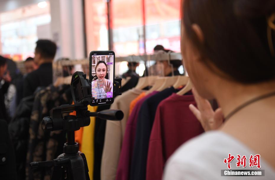 浙江省義烏で、ライブコマースのパーソナリティーがダブル11に向けたライブ配信をする様子（11月10日撮影?王剛）。