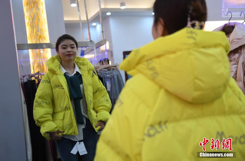 浙江省の「ライブ配信村」を訪ねて　ダブル11ネットセール準(zhǔn)備に大わらわ