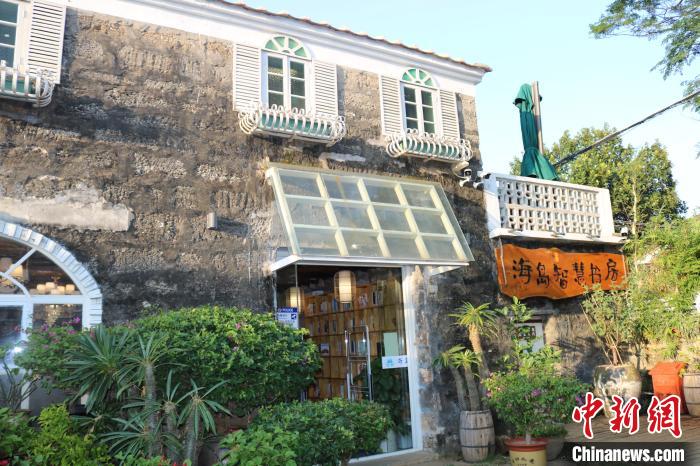 潿洲島の観光センターにある「海島智慧書房」（撮影?陳秋霞）。