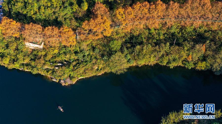 絵畫のように美しい初冬の阿哈湖　貴州省貴陽市