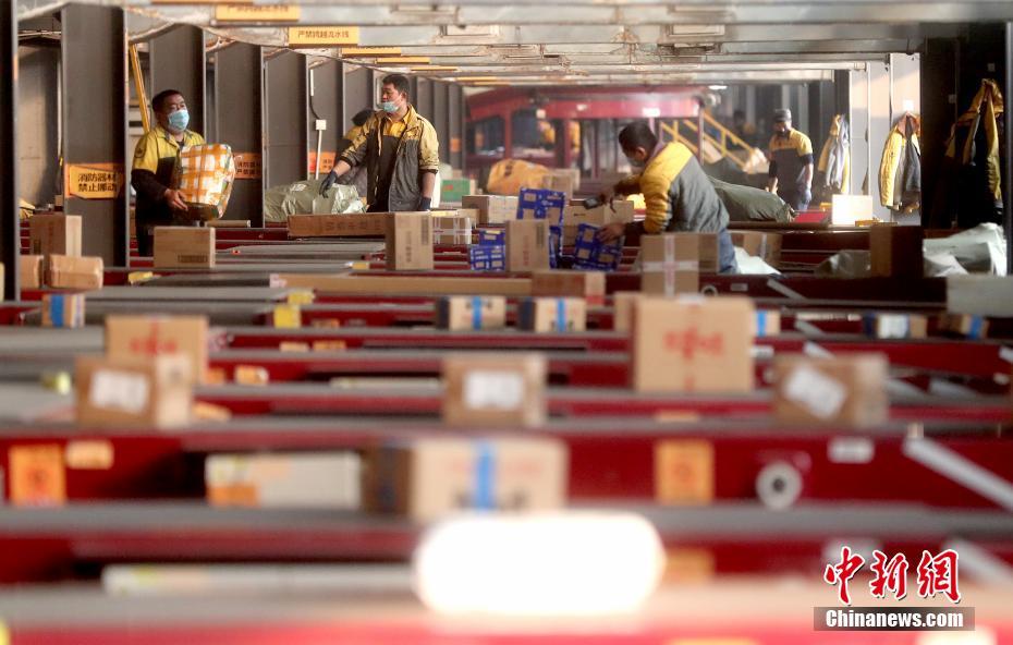 「ダブル11」で奮闘する宅配企業(yè)の「物流基地」を訪ねて