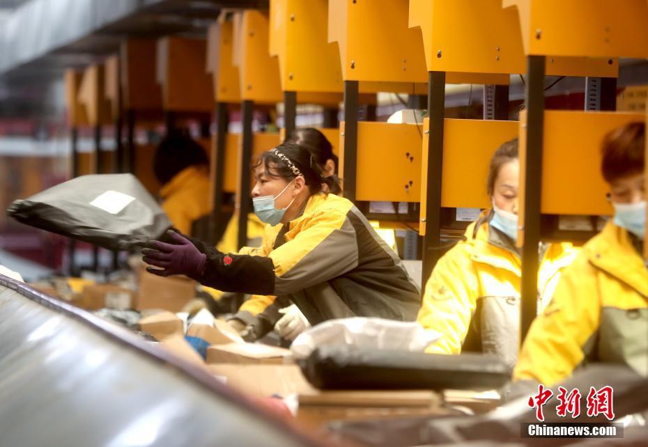 「ダブル11」で奮闘する宅配企業(yè)の「物流基地」を訪ねて