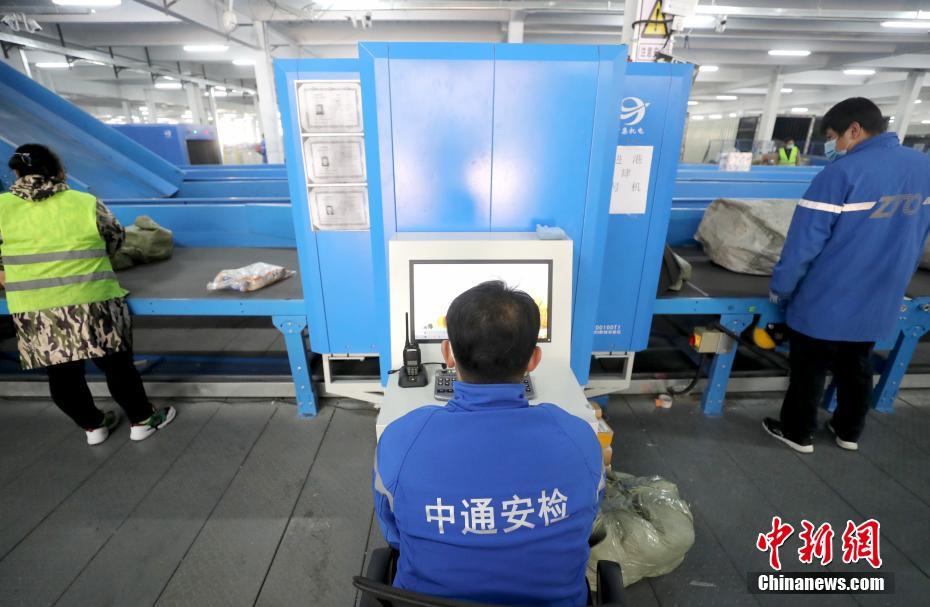 「ダブル11」で奮闘する宅配企業(yè)の「物流基地」を訪ねて