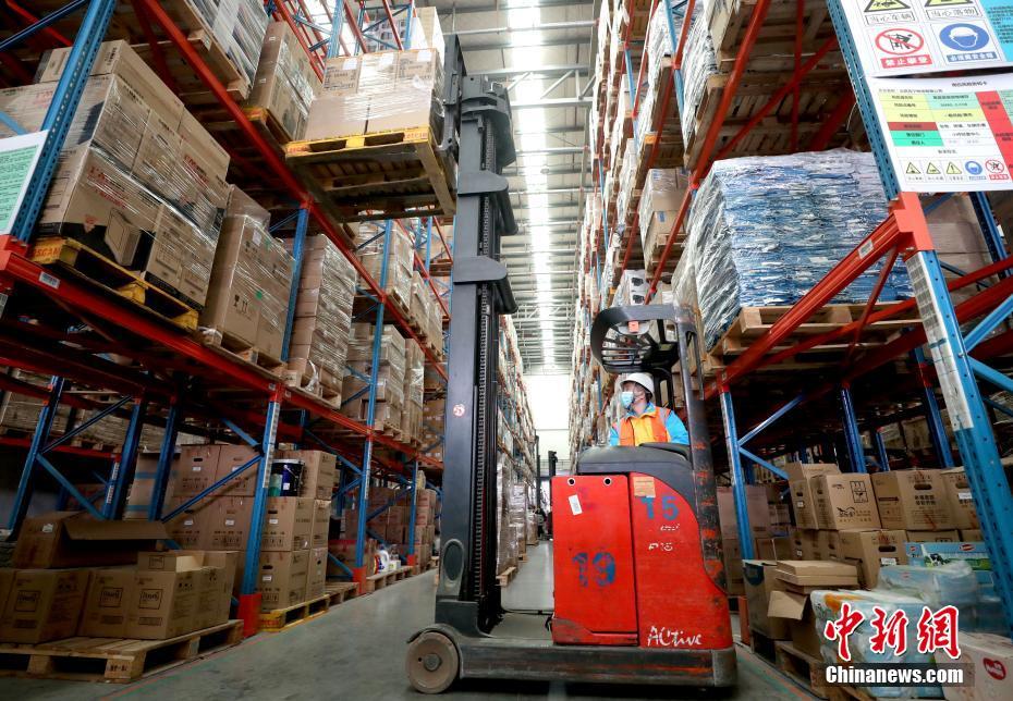 「ダブル11」で奮闘する宅配企業(yè)の「物流基地」を訪ねて