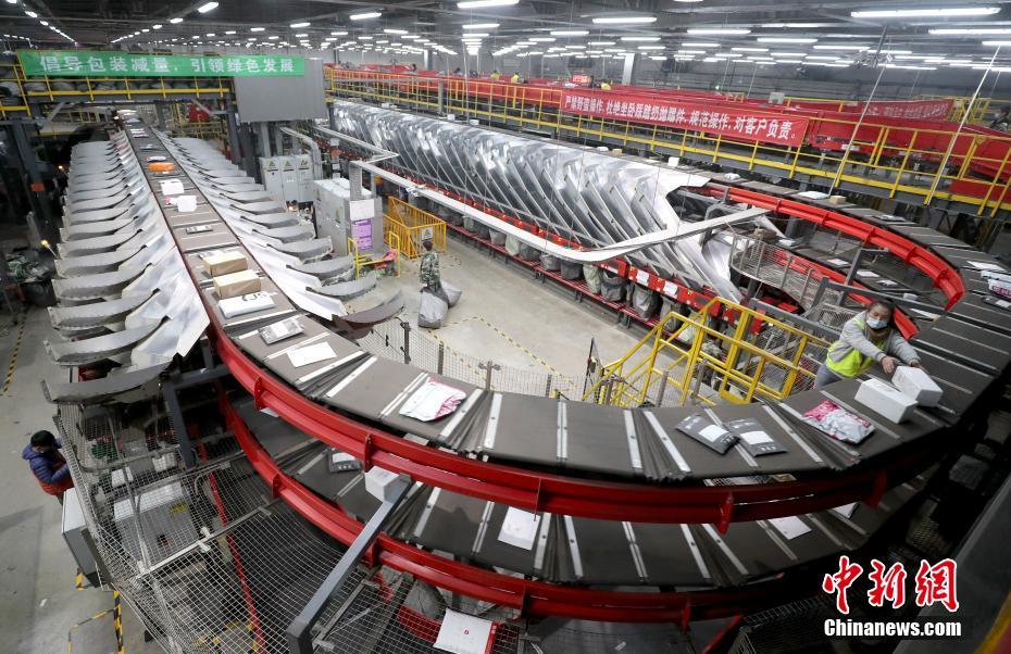 「ダブル11」で奮闘する宅配企業(yè)の「物流基地」を訪ねて