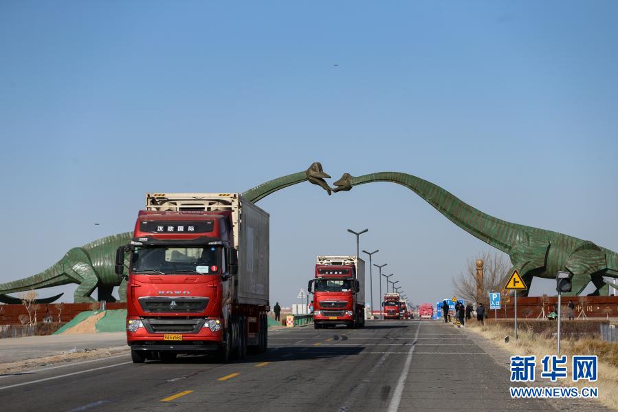 11月12日、エレンホト市を出発する羊肉を満載した保冷コンテナ車（撮影?劉磊）。