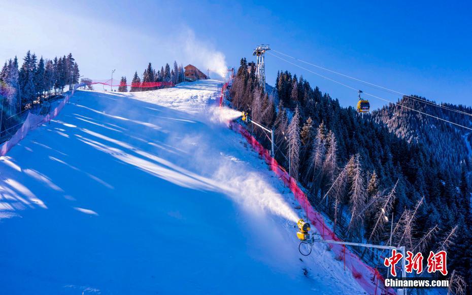 11月11日、新疆ウルムチ市南郊の山岳地帯にあるスキー場のコースで造雪を行う數(shù)臺の人工造雪機(jī)（撮影?劉新）。