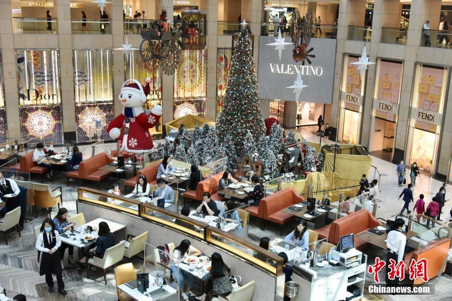 中環(huán)（セントラル）にあるレストランで食事する市民（撮影?李志華）。