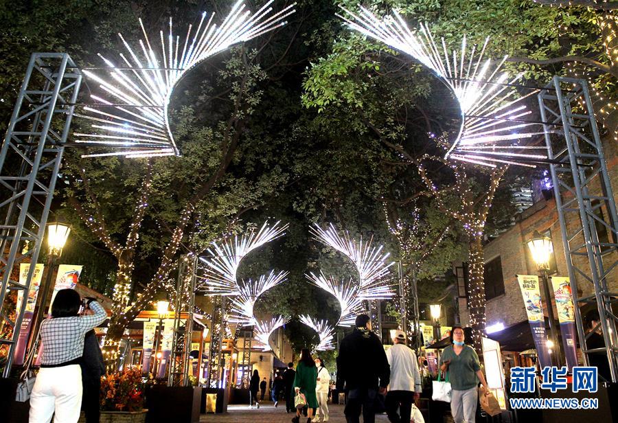 11月16日、上海新天地に登場した「光の翼」をテーマにしたライトアップ（撮影?陳飛）。