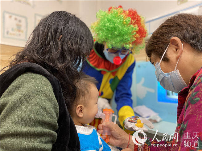 小児患者をリラックスさせるピエロのお醫(yī)者さん　重慶