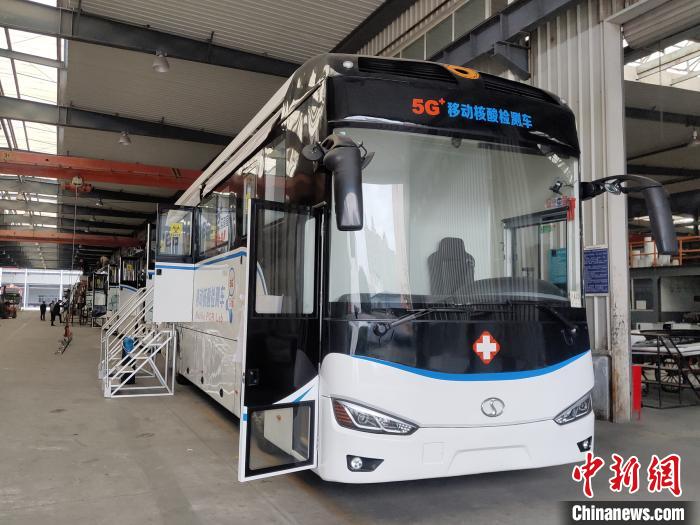 「成都製」の5Gスマート移動(dòng)PCR検査車 撮影?王鵬