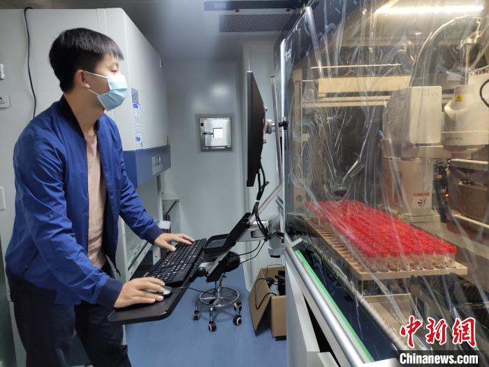 「成都製」の5Gスマート移動(dòng)PCR検査車、全フロー自動(dòng)化で1日2萬(wàn)人を検査