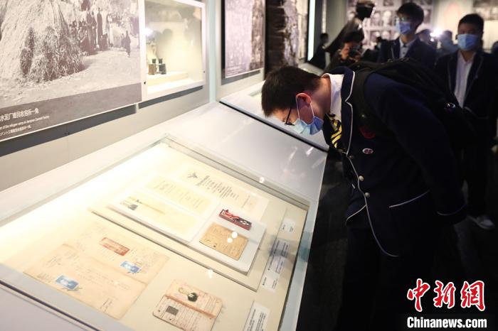 南京市の學(xué)生が南京大虐殺紀(jì)念館を見(jiàn)學(xué)し、歴史を銘記　江蘇省