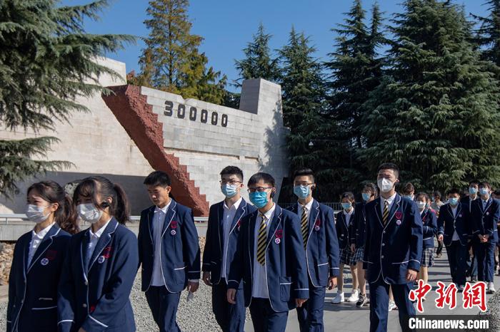 南京市の學(xué)生が南京大虐殺紀(jì)念館を見學(xué)し、歴史を銘記　江蘇省