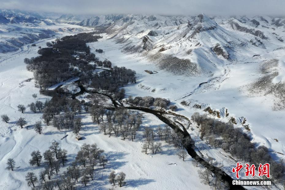上空から眺めた新疆鄂托克賽爾河谷の冬景色
