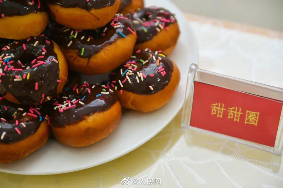 美味しそう！バラエティに富んだ國境警備兵たちの食事　新疆