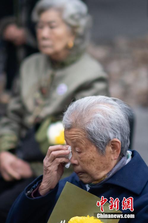 南京大虐殺犠牲者の遺族が慰霊會(huì)を開催　江蘇省