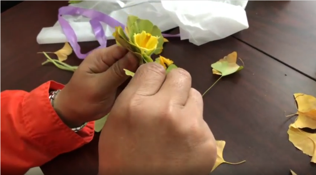 ロマンチックな清掃作業(yè)員、イチョウの葉で作ったバラのブーケをプレゼント！