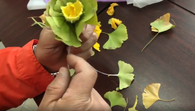 ロマンチックな清掃作業(yè)員、イチョウの葉で作ったバラのブーケをプレゼント！