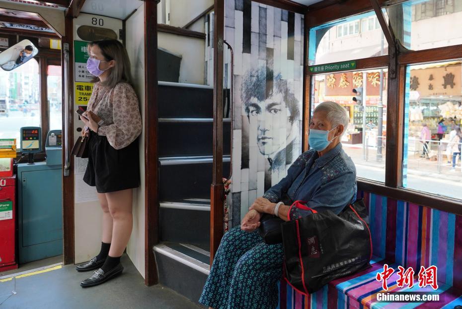 香港地區(qū)、伝説のスター?ブルース?リー生誕80周年記念した2階建てトラム登場