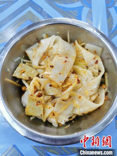 支援醫(yī)療チームのメンバーが異國の地で作った郷土料理（撮影?楊迪）。