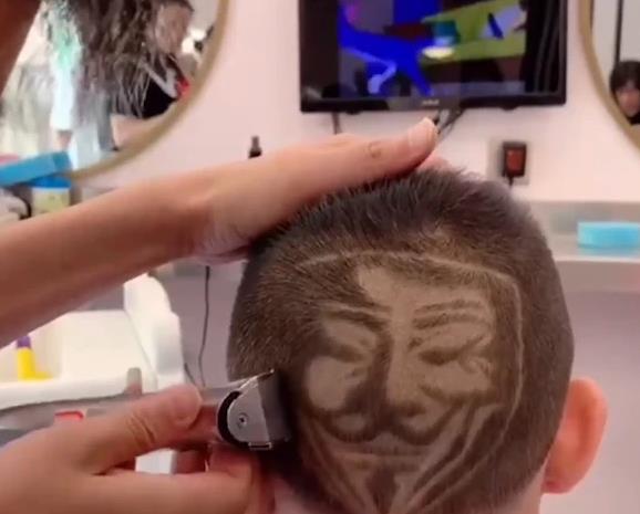 後頭部に山水畫描く理髪師、どんなリクエストもOK！　浙江省