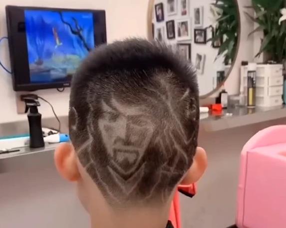 後頭部に山水畫描く理髪師、どんなリクエストもOK！　浙江省