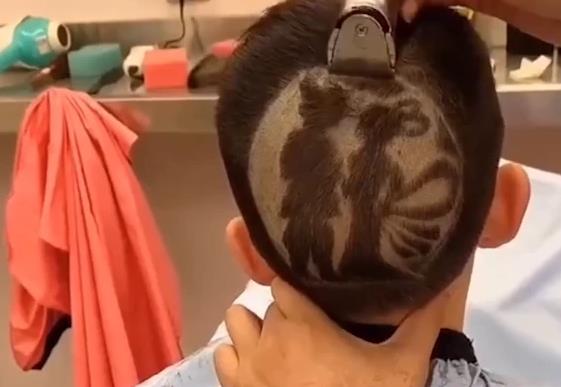 後頭部に山水畫描く理髪師、どんなリクエストもOK！　浙江省