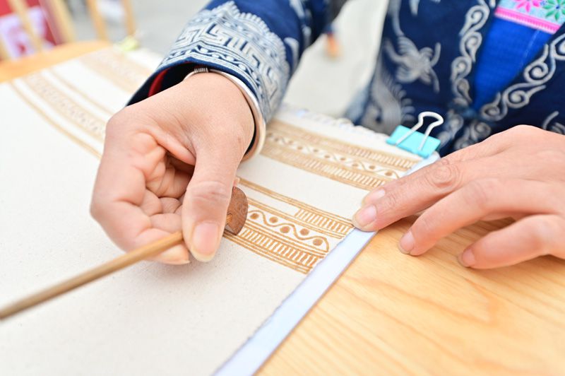 週末に無(wú)形文化遺産と貧困者を支援するマーケット　貴州省従江