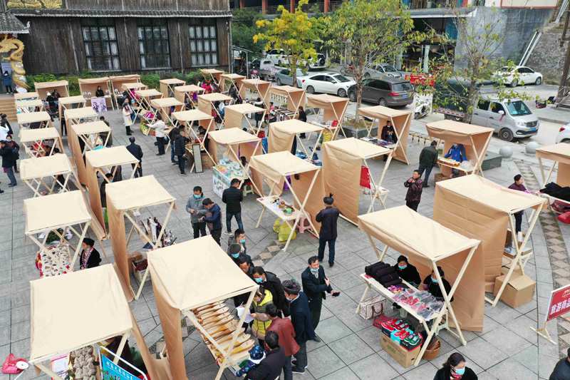 週末に無形文化遺産と貧困者を支援するマーケット　貴州省従江