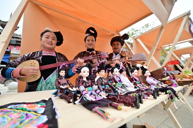 週末に無形文化遺産と貧困者を支援するマーケット　貴州省従江