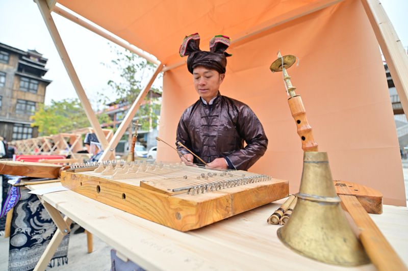 週末に無形文化遺産と貧困者を支援するマーケット　貴州省従江