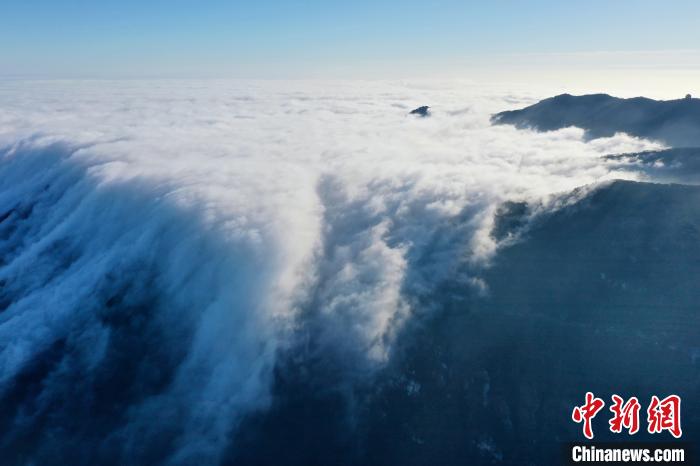 流れ落ちる滝のような雲(yún)が広がる江西廬山の冬