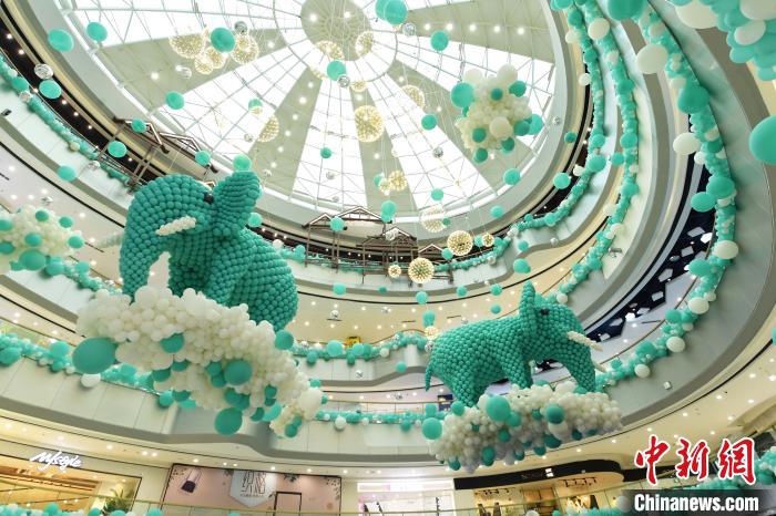 1萬(wàn)個(gè)の風(fēng)船で作られたゾウがロマンチックなムードを演出　重慶