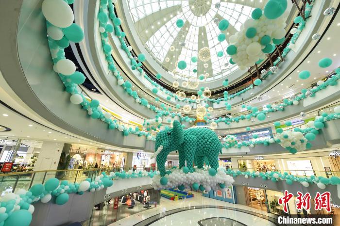 1萬(wàn)個(gè)の風(fēng)船で作られたゾウがロマンチックなムードを演出　重慶