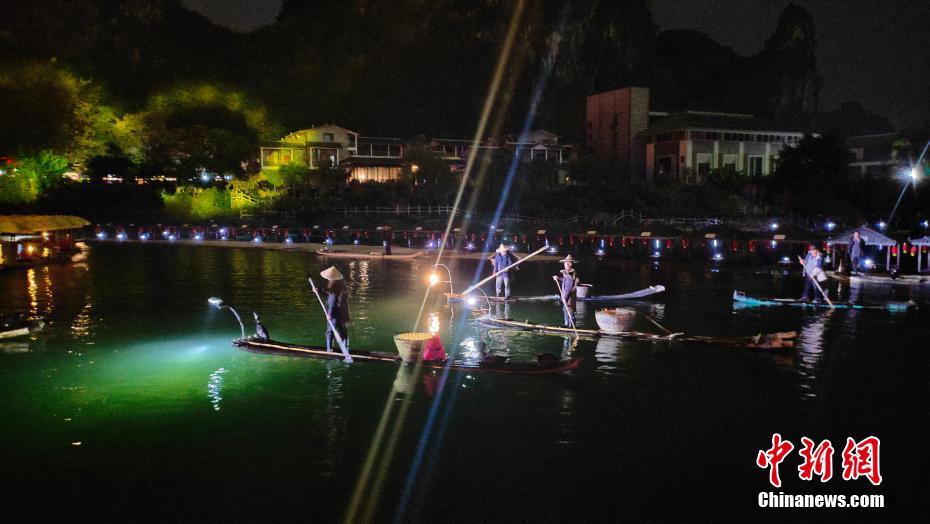 陽朔八大美景の一つ「漓江漁火」、今年も漓江の畔に燈る　広西