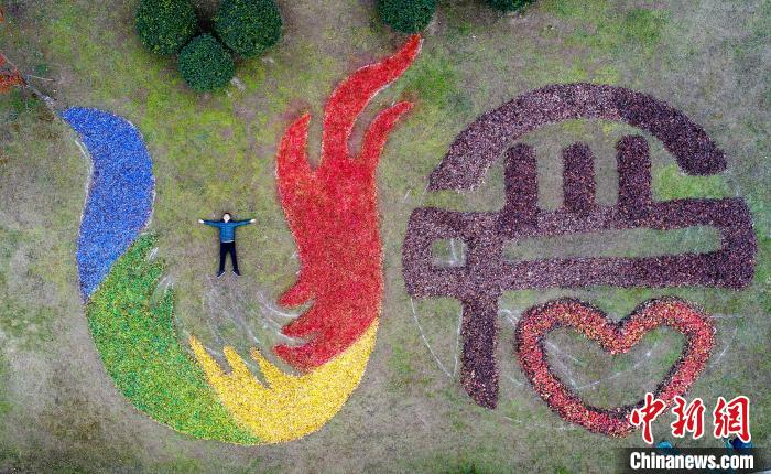 公園の落ち葉を畫材に「ユニバーシアード」のロゴ描く！　四川省成都