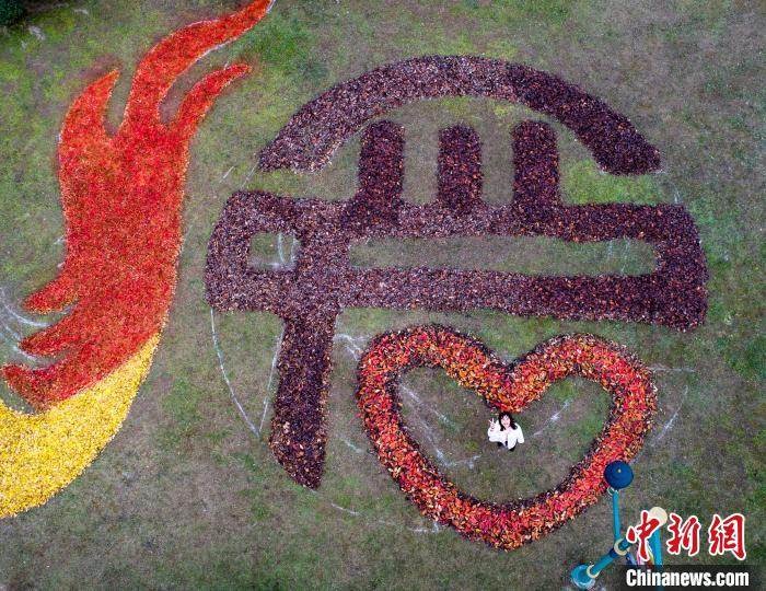 公園の落ち葉を畫材に「ユニバーシアード」のロゴ描く！　四川省成都