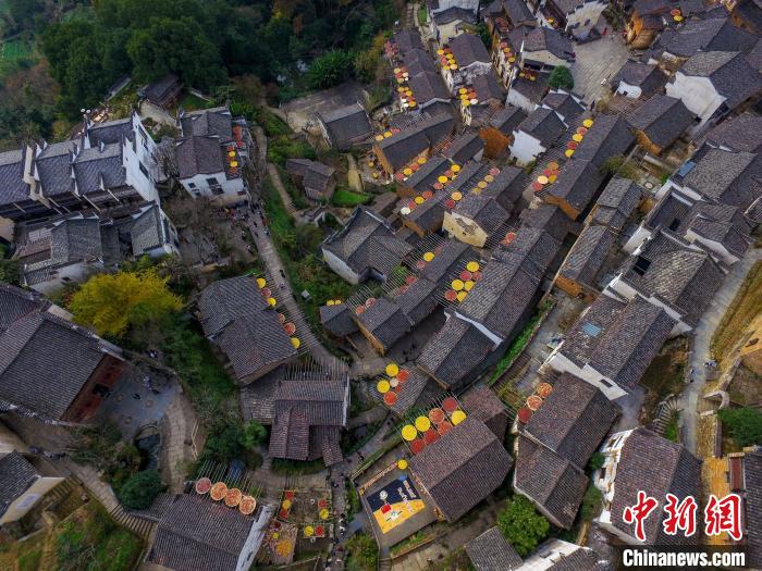 秋の天日干しで月探査機「嫦娥5號」帰還を歓迎する巨大「嫦娥帰郷図」　江西省