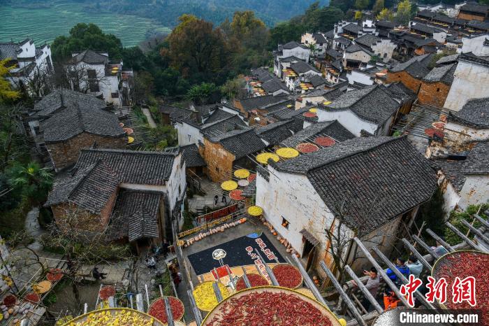 秋の天日干しで月探査機「嫦娥5號」帰還を歓迎する巨大「嫦娥帰郷図」　江西省