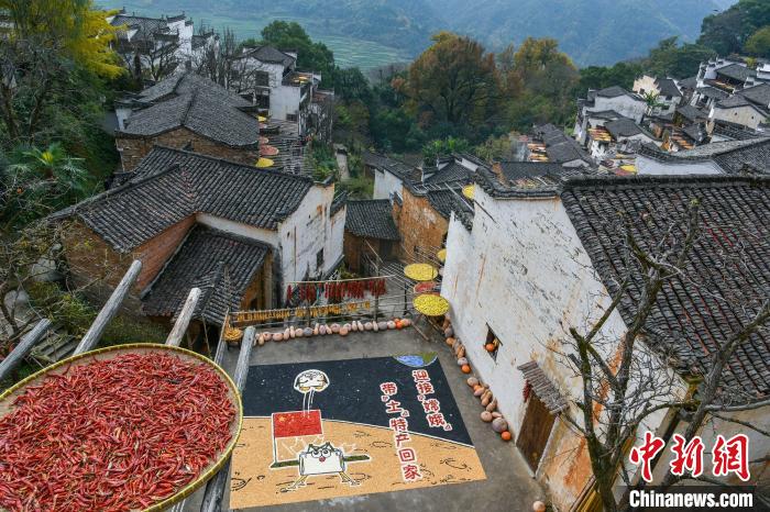 秋の天日干しで月探査機「嫦娥5號」帰還を歓迎する巨大「嫦娥帰郷図」　江西省