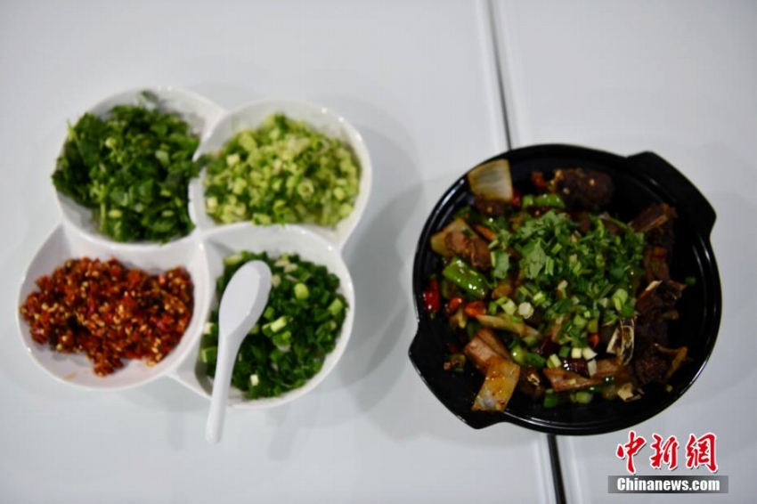 美味しく食べました！モンゴル寄贈の羊肉を華西病院の職員全員で味わう　四川省