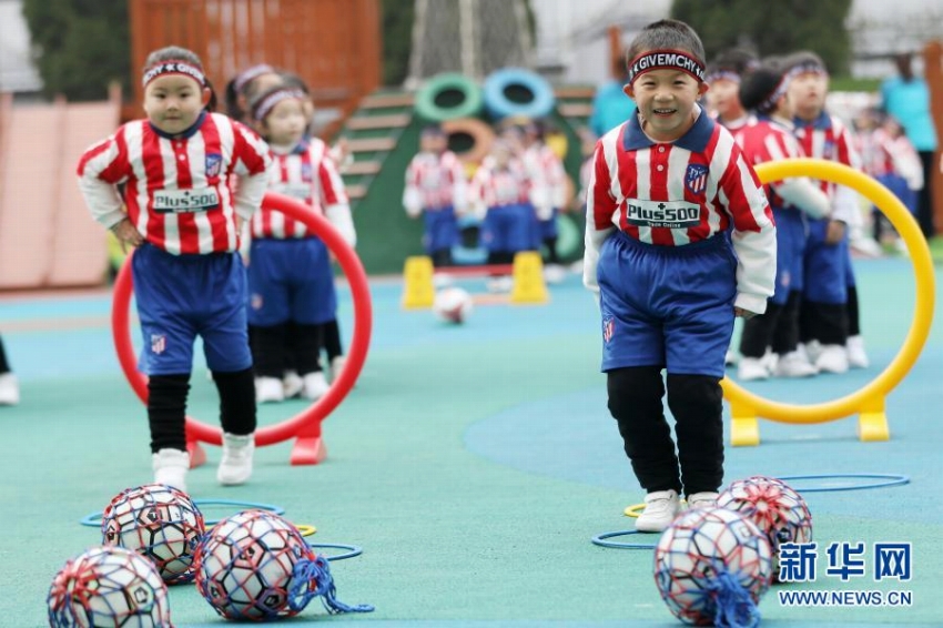 可愛いサッカープレーヤーたち！サッカー教育を特色にした幼稚園　安徽省