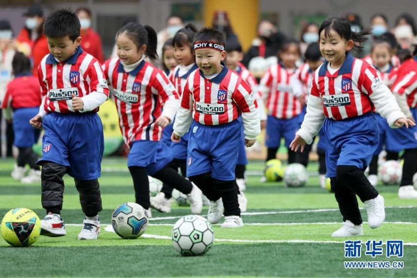 可愛いサッカープレーヤーたち！サッカー教育を特色にした幼稚園　安徽省