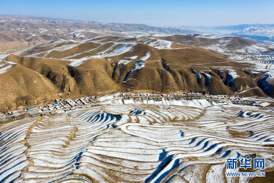 甘粛天祝に広がる美しい棚田の雪景色