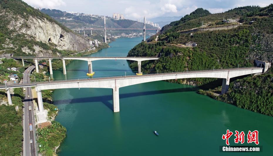 絵に描いたような美しい風(fēng)景が広がる烏江畫廊（撮影?黃河）。